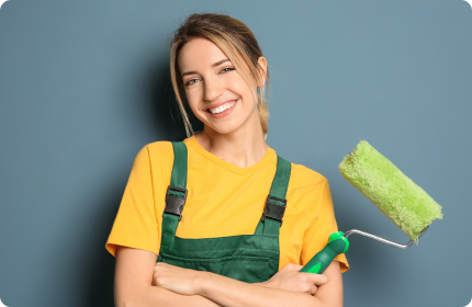 Une peintre en bâtiment heureuse et décontractée